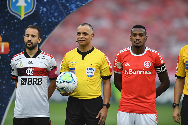 Arbitragem polêmica no Beira-Rio