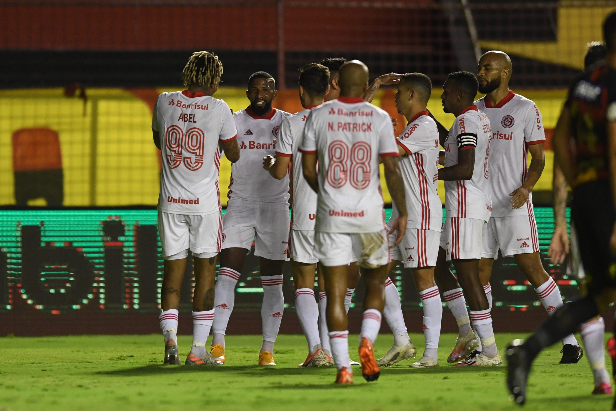Jogadores comemoram gol na Ilha (Divulgação)
