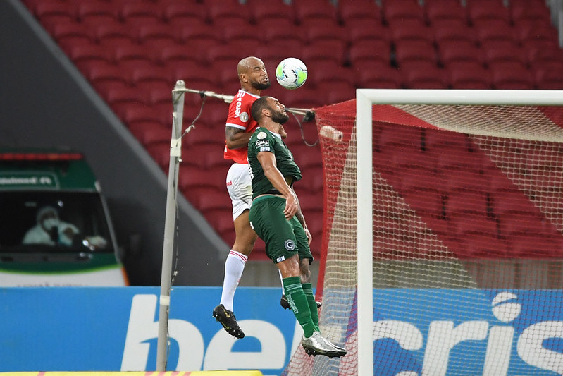 Moledo ganha no alto contra o Goiás (Foto: Ricardo Duarte/SCI)