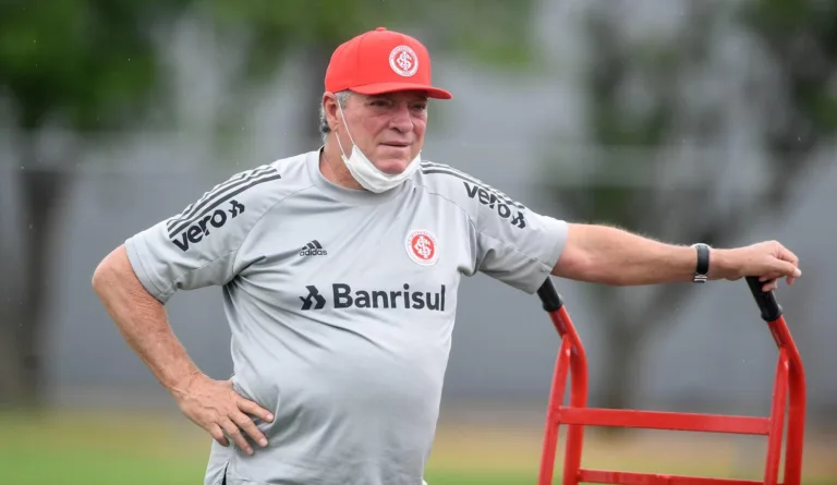 Abel Braga em treino no Inter (Foto: Ricardo Duarte/SCI)