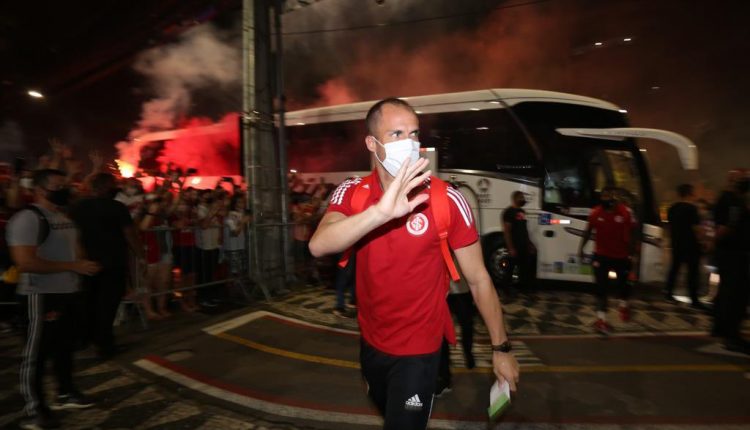 Lomba em Curitiba com o Inter (Foto: Ricardo Duarte/SCI)