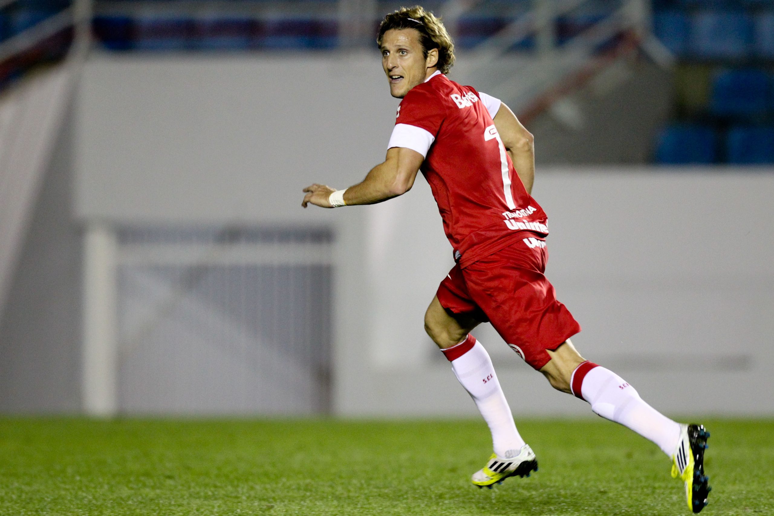 Forlán em ação pelo Inter (Foto: Alexandre Lops/SCI)