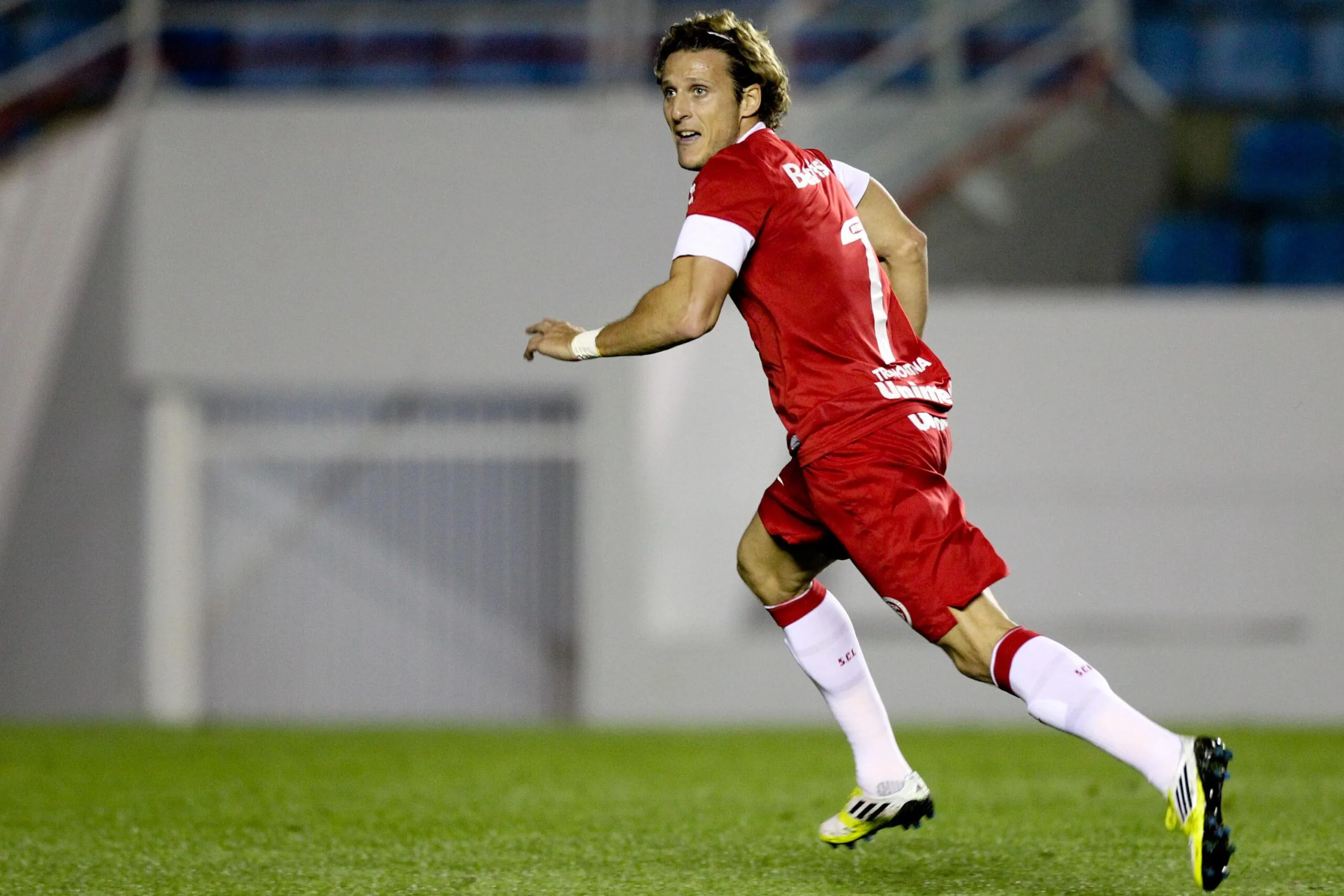 Diego Forlán em ação pelo Inter (Foto: Alexandre Lops/SCI)