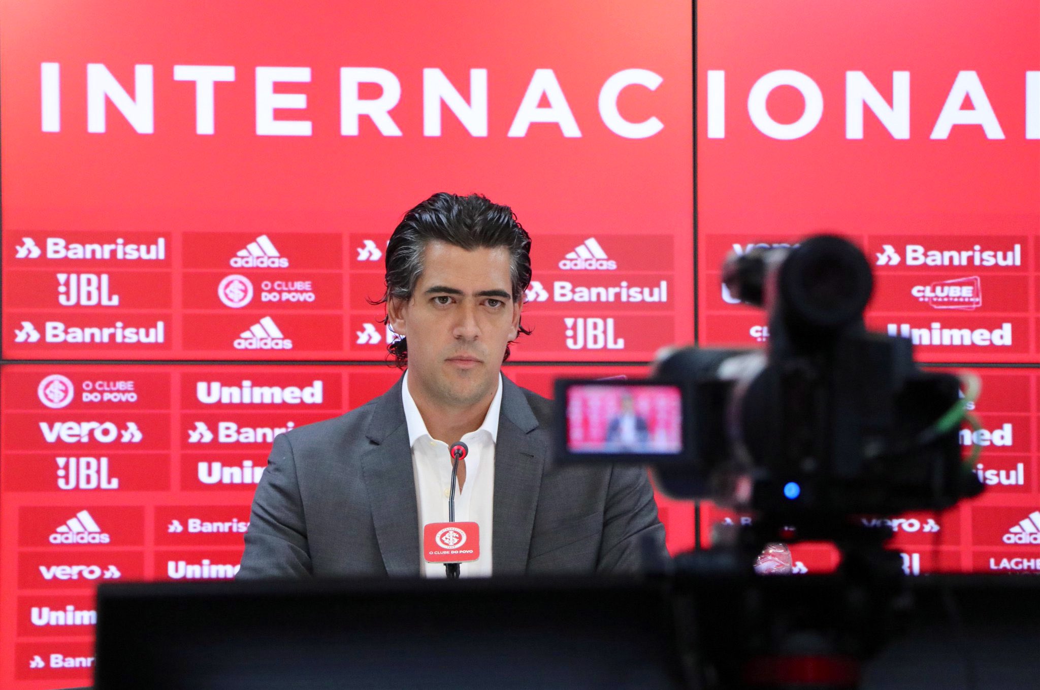 Paulo Bracks em coletiva no Inter (Foto: Ricardo Duarte/SCI)