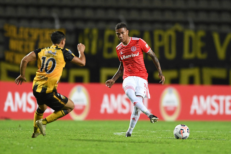 Zé Gabriel em ação pelo Inter (Foto: Ricardo Duarte/SCI)