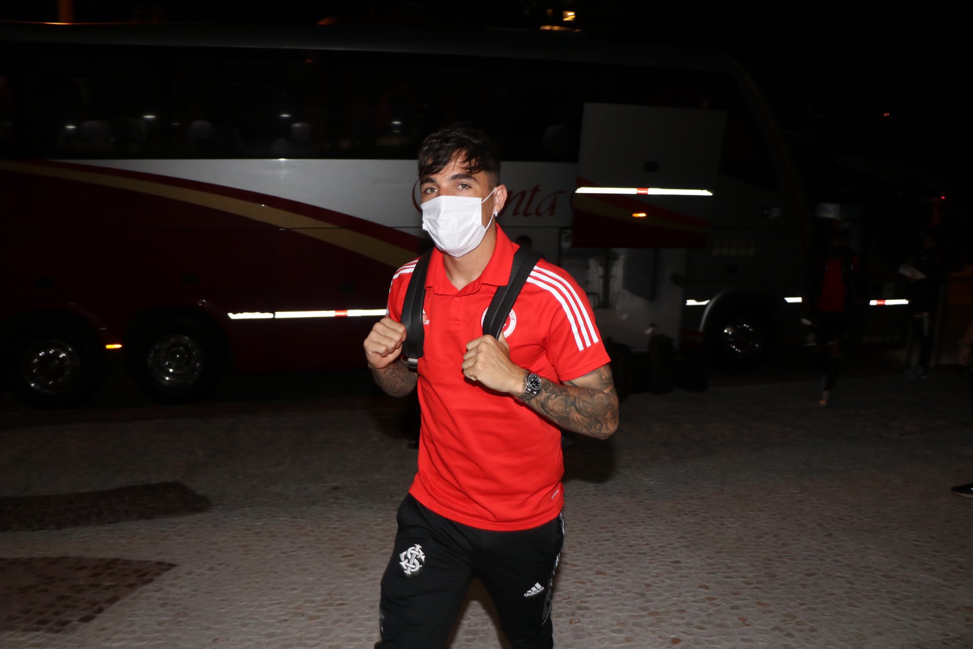 Saravia em viagem no Inter (Foto: Ricardo Duarte/SCI)