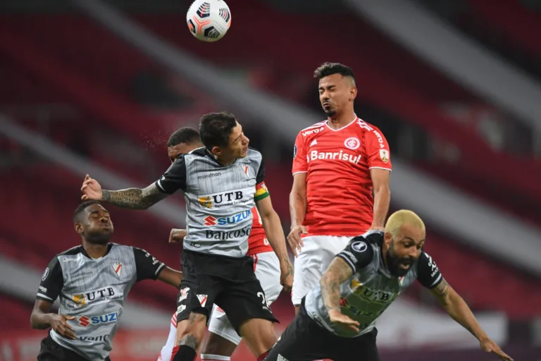 Lindoso em ação pelo Inter (Foto: Ricardo Duarte/SCI)