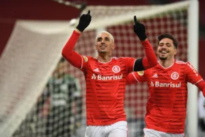 Thiago Galhardo comemora gol pelo Inter (Foto: Ricardo Duarte/SCI)