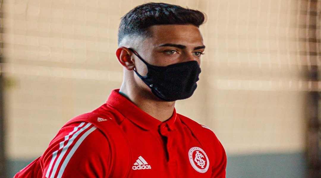 Matheus Cadorini em viagem com o Inter (Reprodução/Instagram/Cadorini)