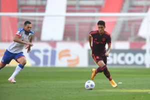 Paulo Victor em ação pelo Inter (Foto: Ricardo Duarte/SCI)
