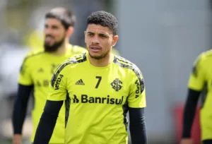 Taison em treino no Inter (Foto: Ricardo Duarte/SCI)