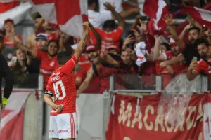Taison comemora gol pelo Inter (Foto: Ricardo Duarte/SCI)