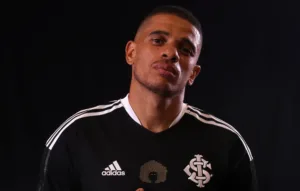 Taison com a camisa preta do Inter (Foto: Ricardo Duarte/SCI)