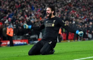 Alisson, pelo Liverpool