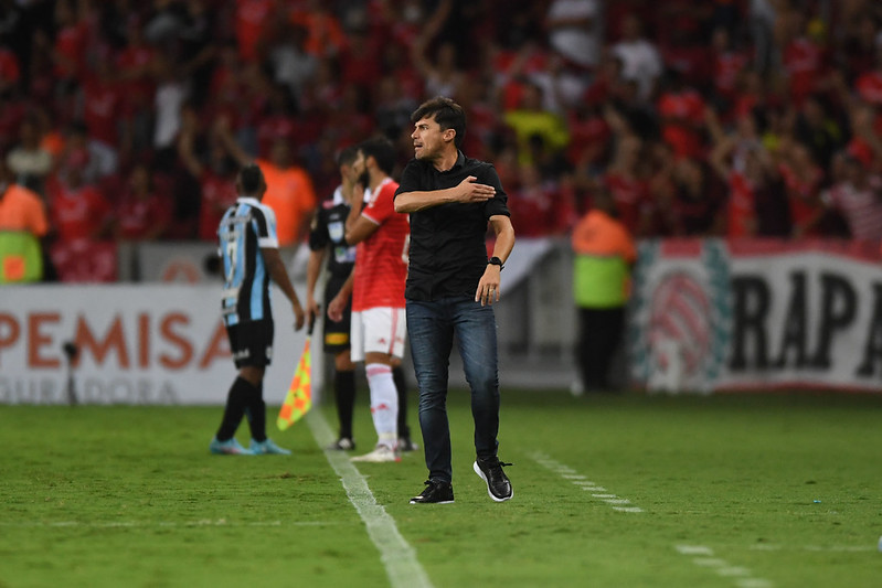 Medina no comando do Inter (Foto: Ricardo Duarte/SCI)