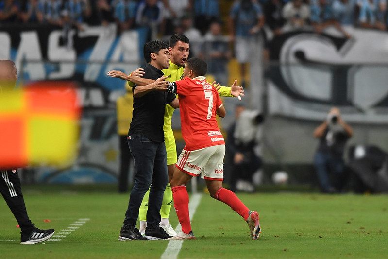 Medina comemora gol com Taison (Foto: Ricardo Duarte/SCI)