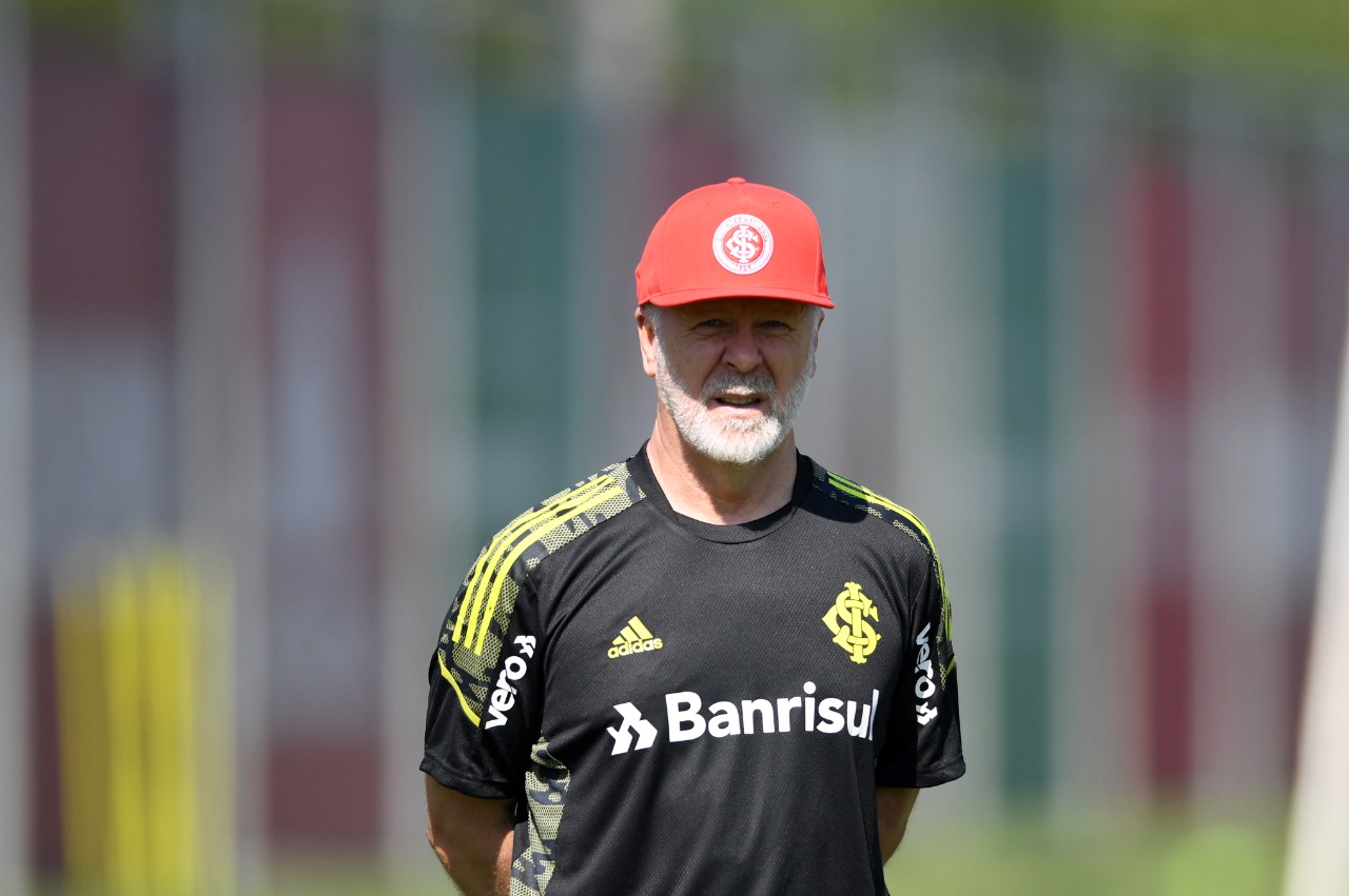 Mano Menezes em treino no Inter (Foto: Ricardo Duarte/SCI)