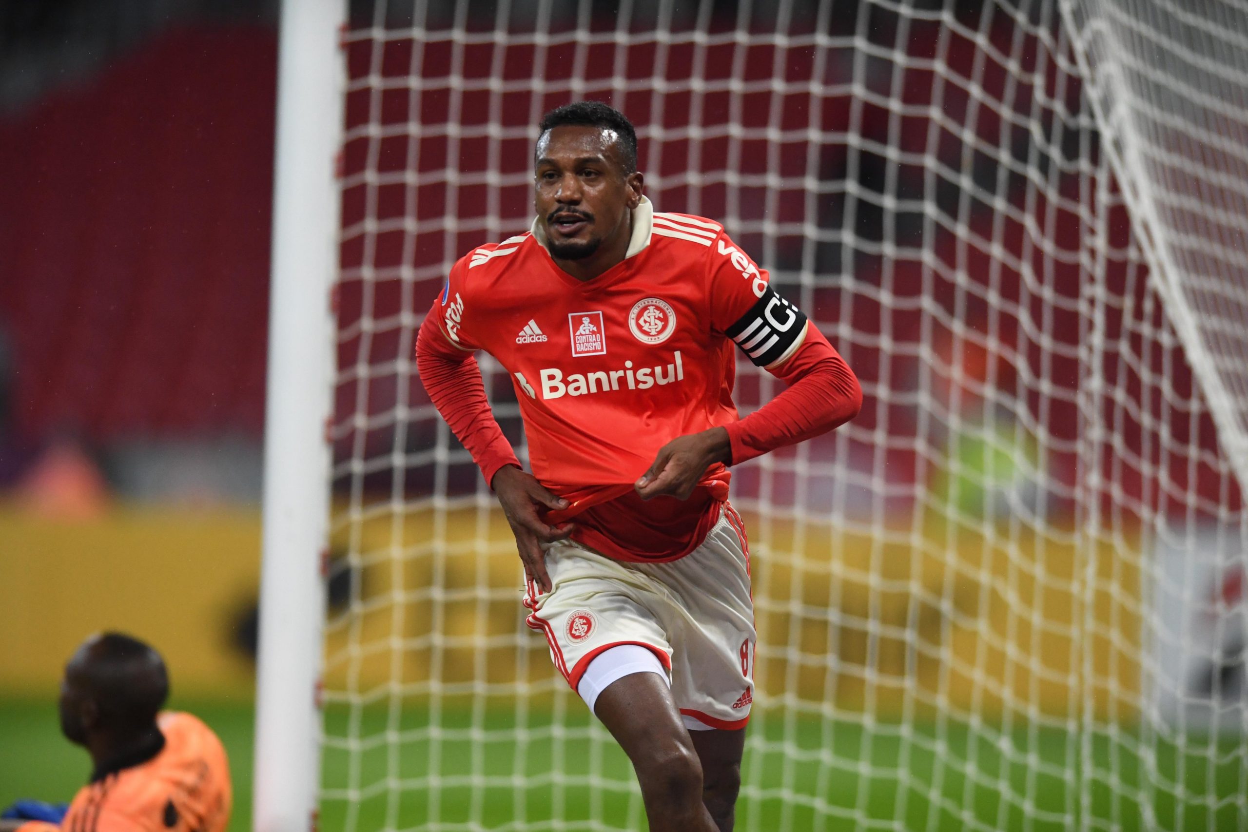 Edenilson comemora gol pelo Inter (Foto: Ricardo Duarte/SCI)