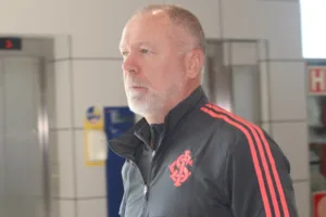 Mano Menezes em viagem com o Inter (Foto: Ricardo Duarte/SCI)