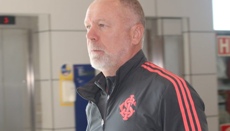 Mano Menezes em viagem com o Inter (Foto: Ricardo Duarte/SCI)