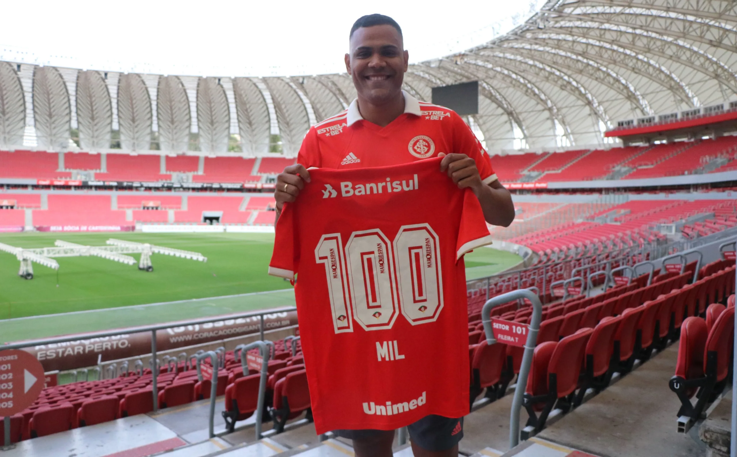 Mikael apresentado no Inter (Foto: Ricardo Duarte/SCI)