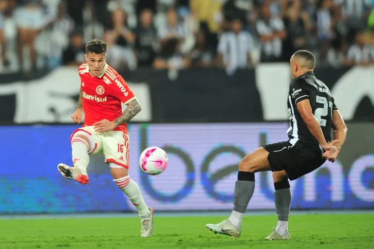 Bustos em ação pelo Inter (Foto: Ricardo Duarte/SCI)