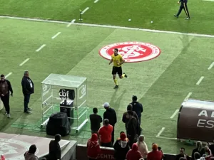 Árbitro em direção ao VAR (Reprodução) Gre-Nal