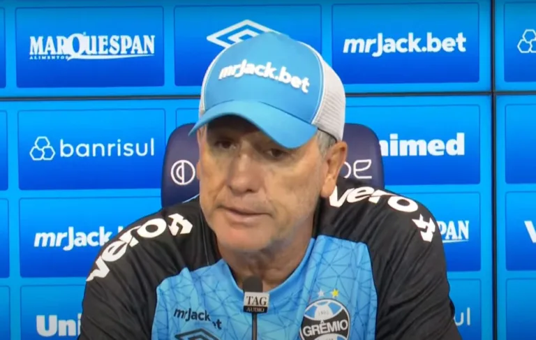 Renato Portaluppi em coletiva (Foto: Lucas Uebel / Grêmio)