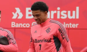 Taison em treino no Inter (Foto: Ricardo Duarte/SCI)