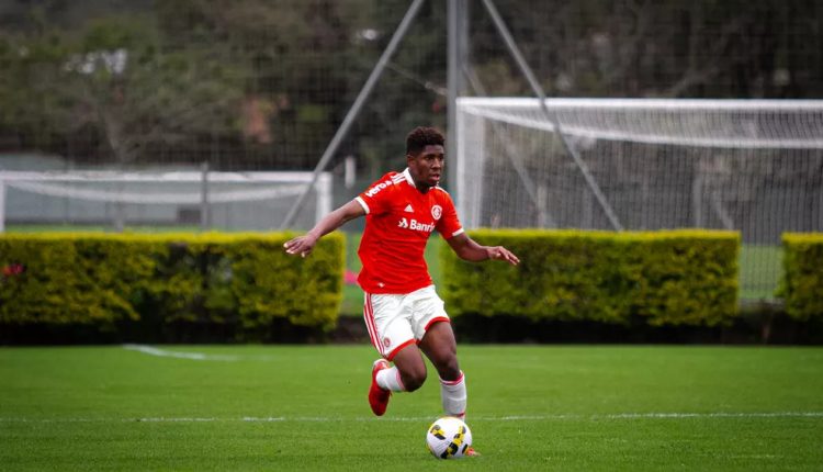Allan Aniz em ação pelo sub-20 do Inter (Foto: Jota Finkles/SCI)