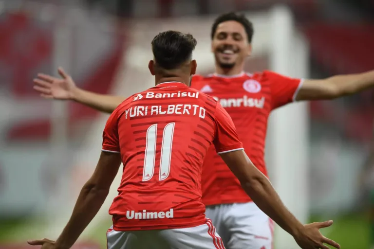 Mauricio e Yuri Alberto comemoram gol pelo Inter (Foto: Ricardo Duarte/SCI)
