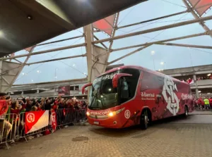 Ônibus do Inter chegando no Beira-Rio (Divulgação/SCI)