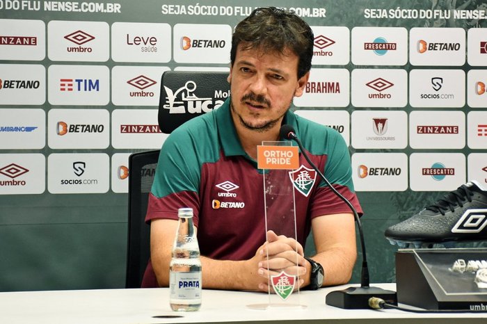 Diniz em entrevista coletiva (Mailson Santana / Fluminense/Divulgação)