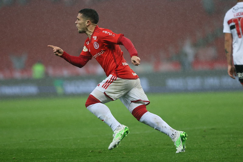 Bustos comemora gol pelo Inter (Foto: Ricardo Duarte/SCI)