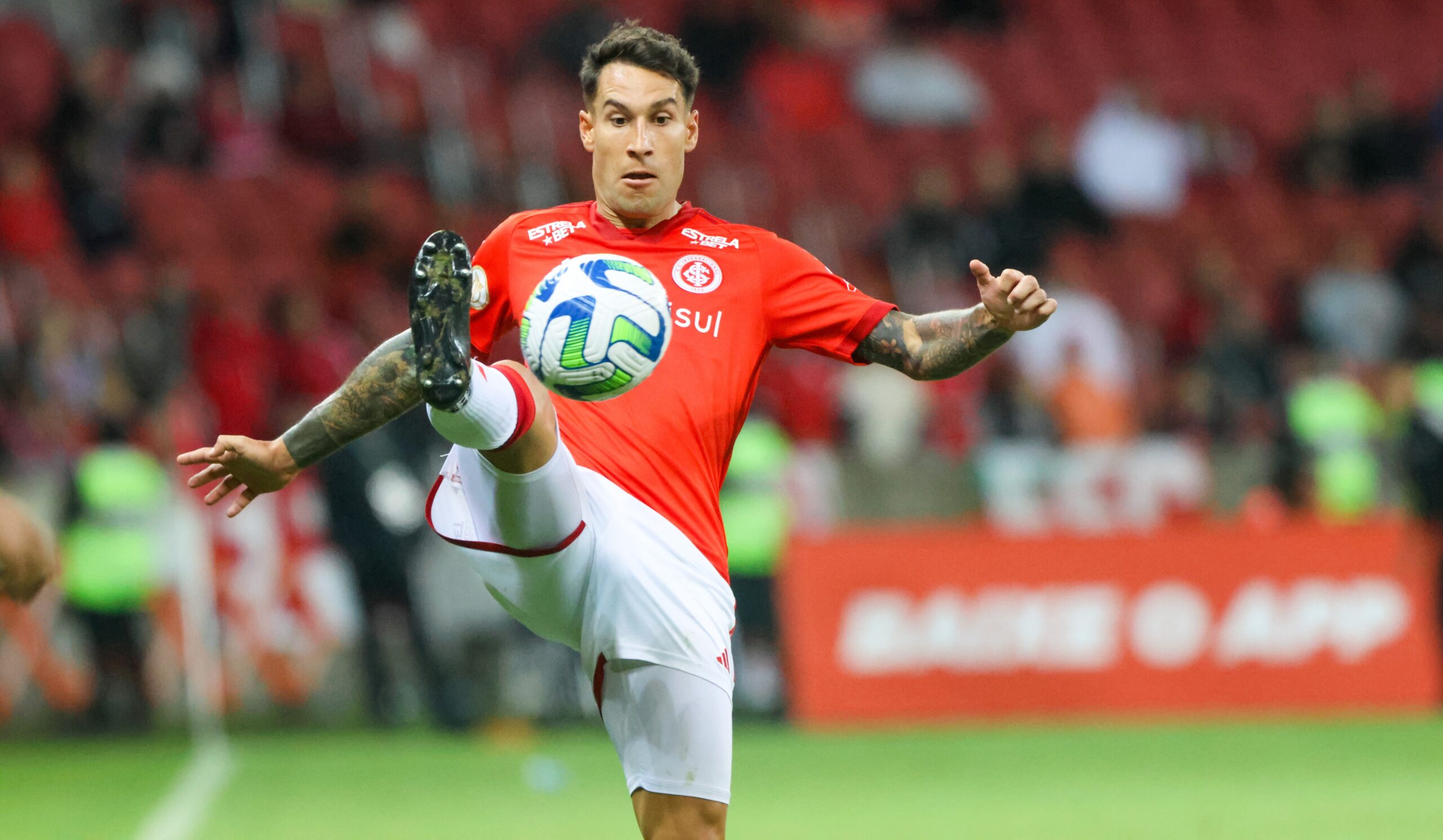 Hugo Mallo em ação pelo Inter (Foto: Silvio Avila)