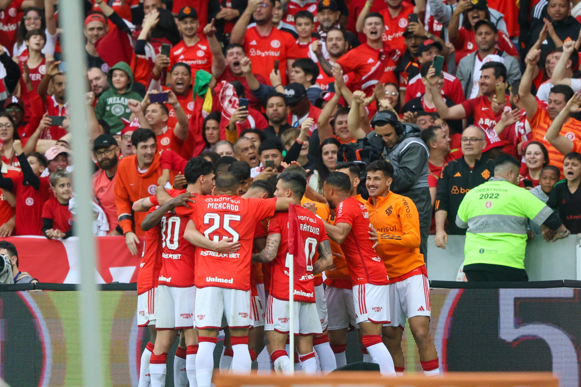 Jogadores do Inter comemoram gol (Foto: Ricardo Duarte/SCI)