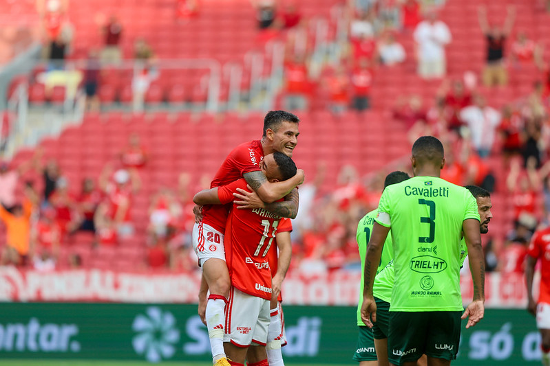 Aránguiz comemora gol pelo Inter (Foto: Ricardo Duarte/SCI)