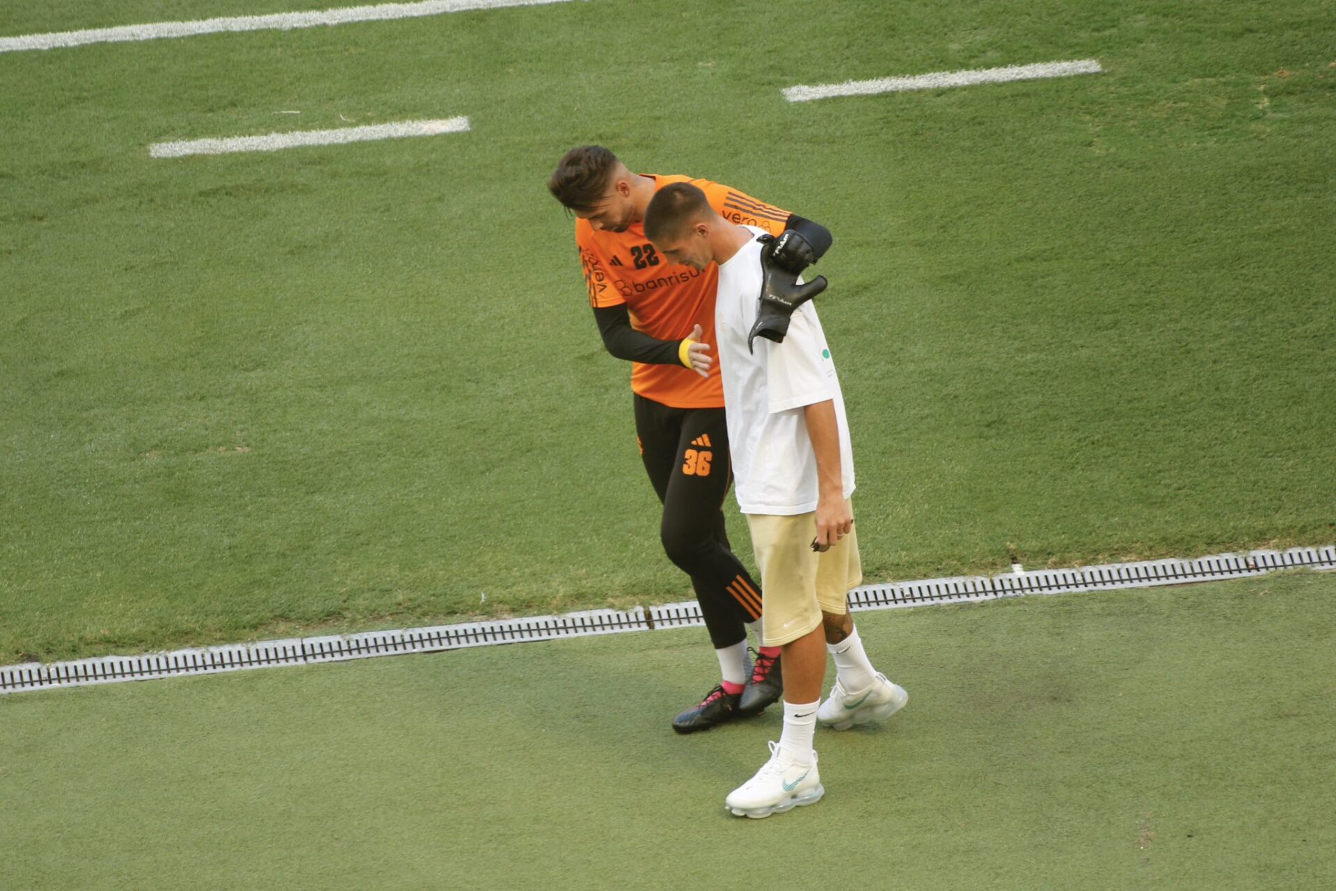 Goleiros Ivan e Rochet antes de jogo (Foto: Tomás Hammes)