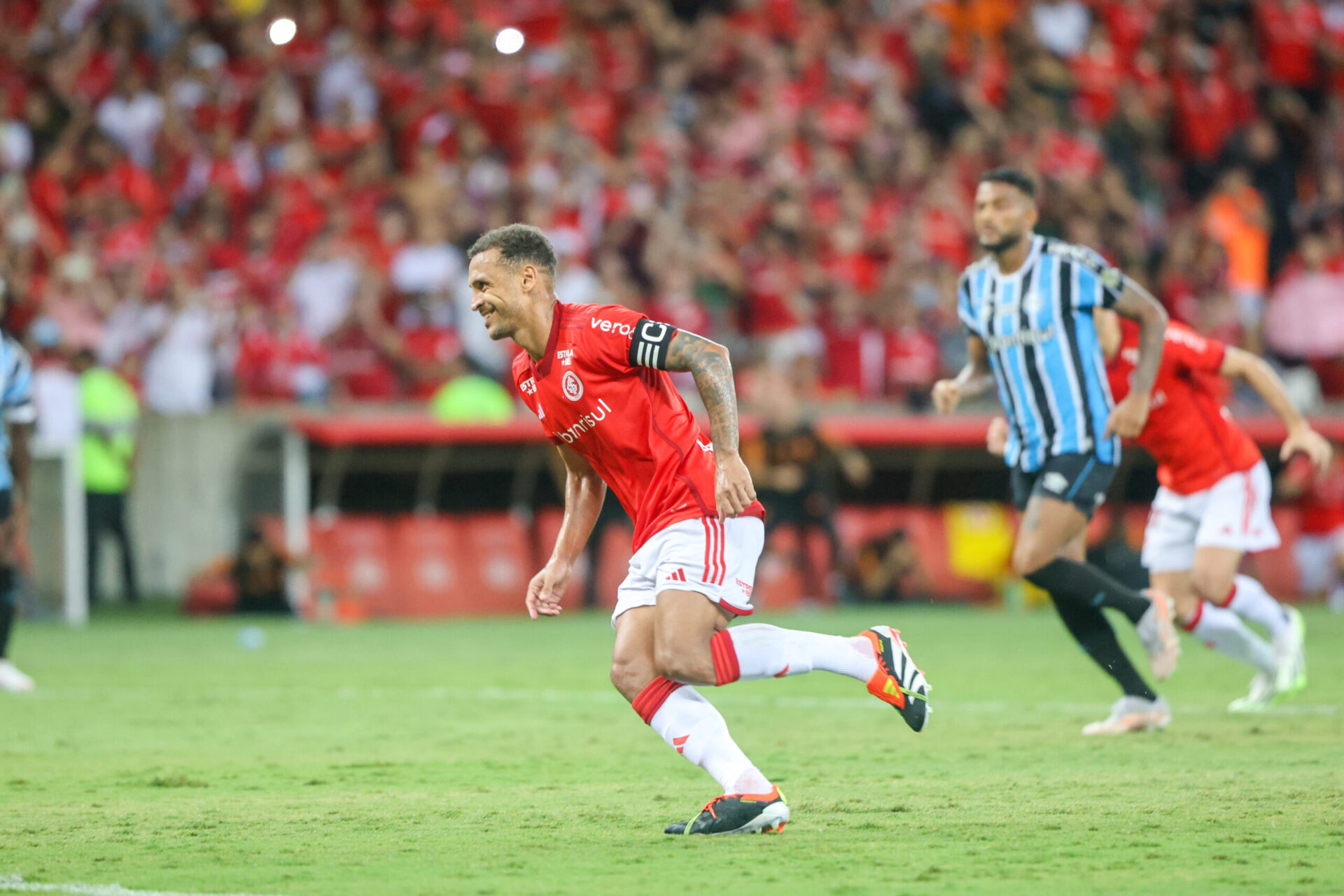 Alan Patrick em clássico Gre-Nal (Foto: Ricardo Duarte/SCI)