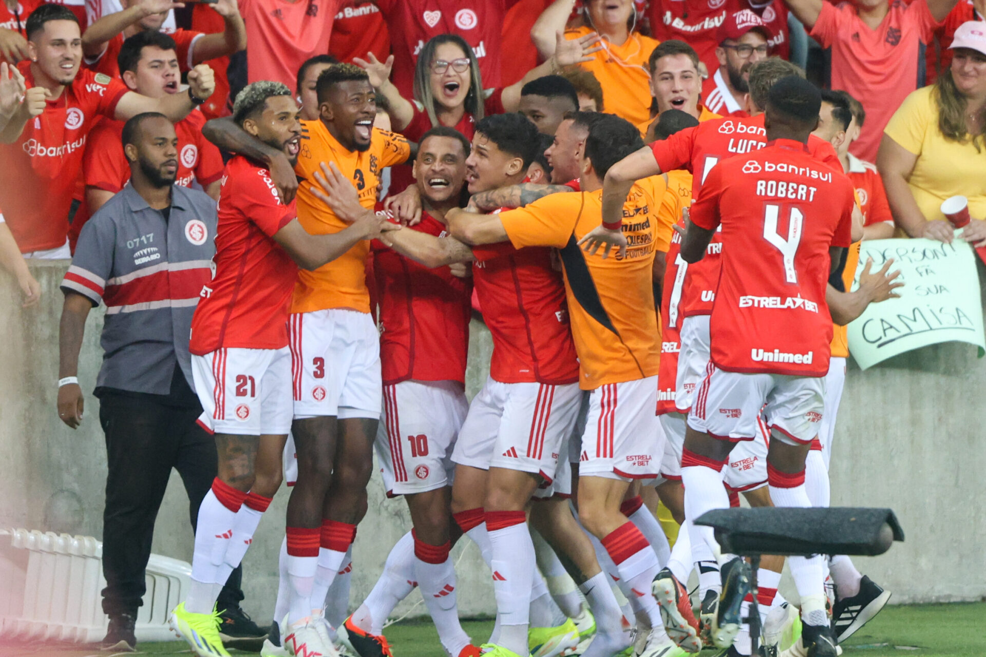 Jogadores do Inter comemoram gol perto da torcida (Foto: Ricardo Duarte/SCI)
