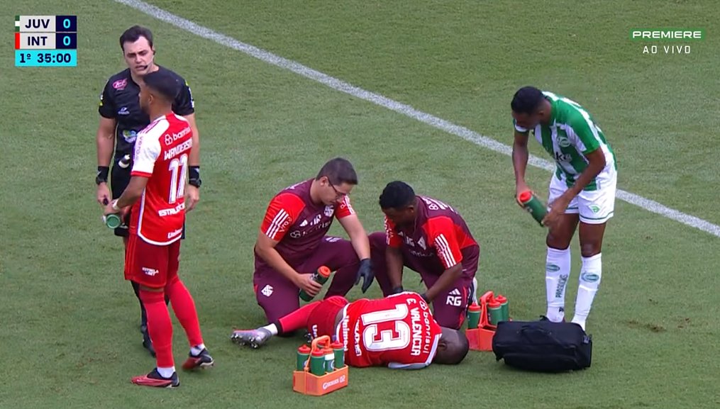 Enner Valencia com dores durante o jogo contra o Juventude (Reprodução)