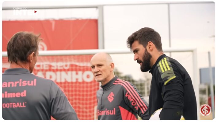 Alisson e Taffarel em treinamentos no CT Parque Gigante (Reprodução)