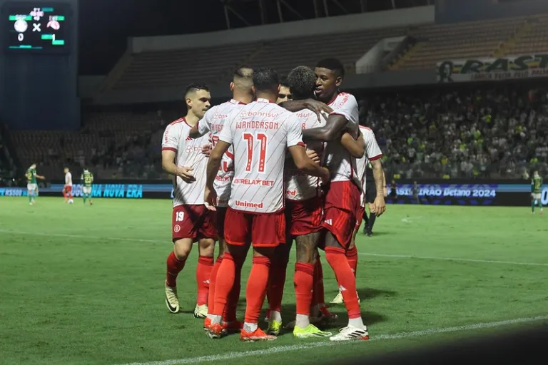 Jogadores do Inter comemoram gol perto da torcida (Foto: Ricardo Duarte/SCI)