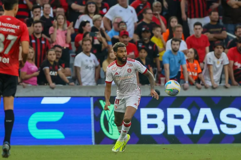 Wesley em ação pelo Inter contra o Athletico pelo Brasileirão na Arena da Baixada (Foto: Ricardo Duarte/SCI)