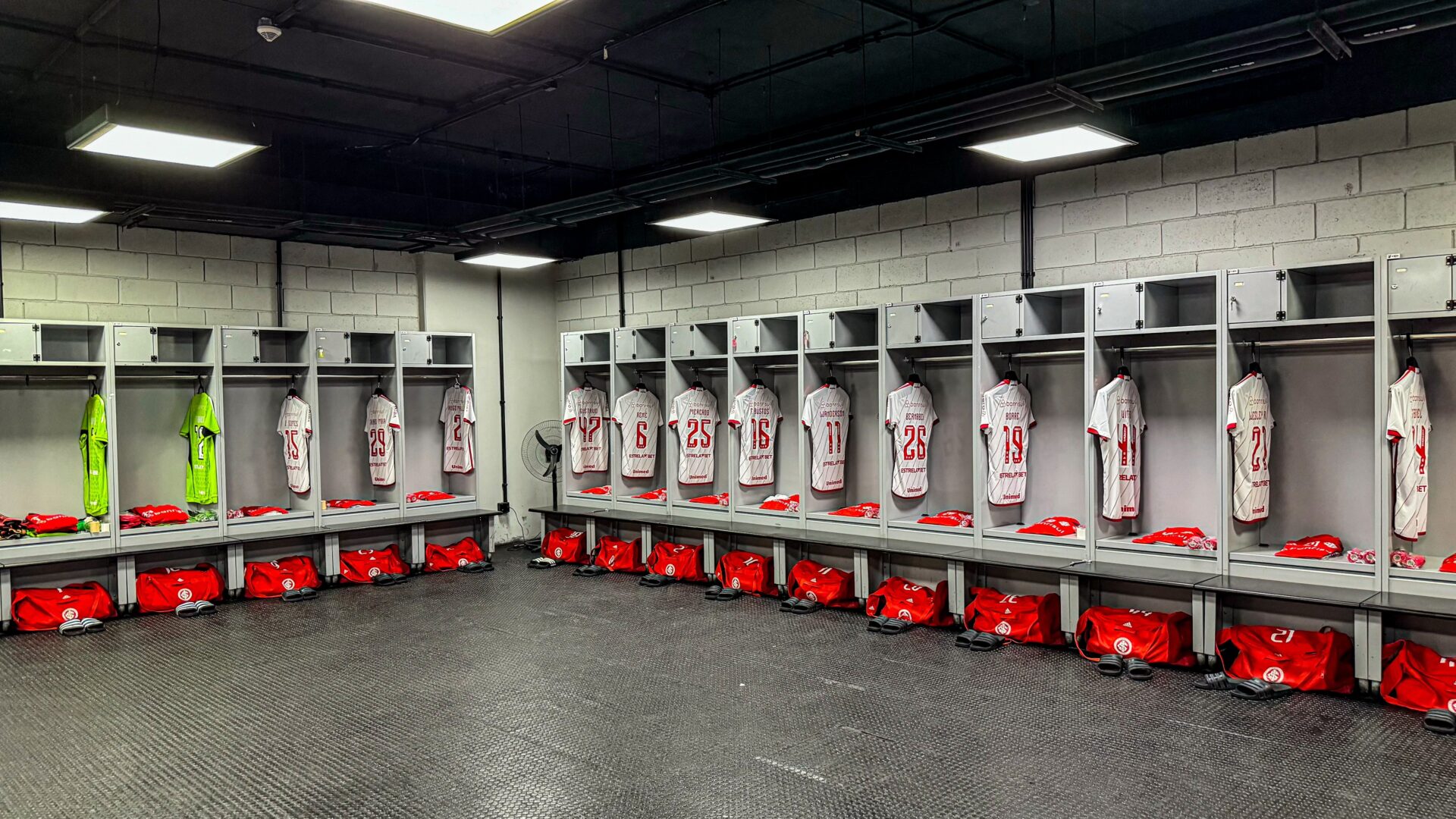 Vestiário do Inter na Arena da Baixada (Divulgação/SCI)