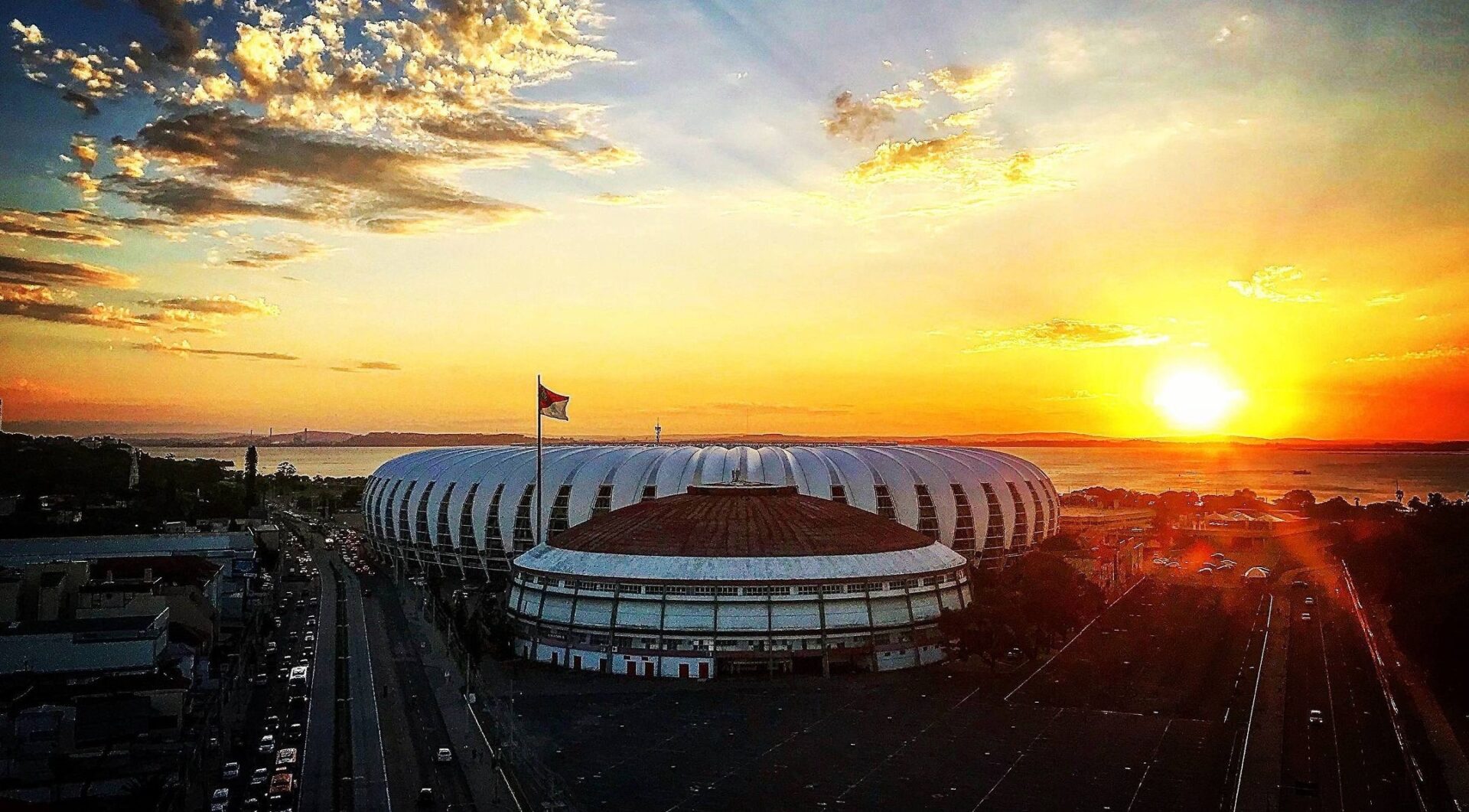 Beira-Rio e Gigantinho pôr do sol (Foto: Ricardo Duarte/SCI)