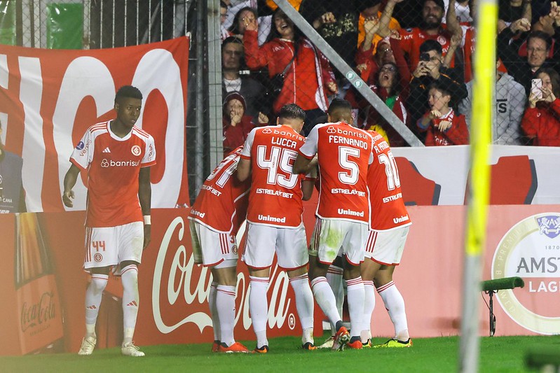 Jogadores comemoram gol do Inter (Foto: Ricardo Duarte/SCI)