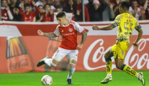 Bustos em ação pelo Inter contra o Juventude no Alfredo Jaconi (Foto: Ricardo Duarte/SCI)