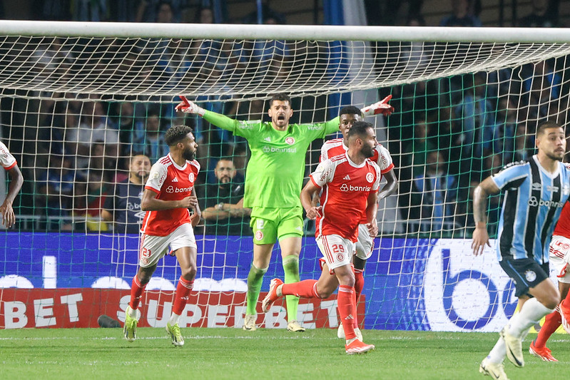 Fabricio em ação pelo Inter no Gre-Nal (Foto: Ricardo Duarte/SCI)