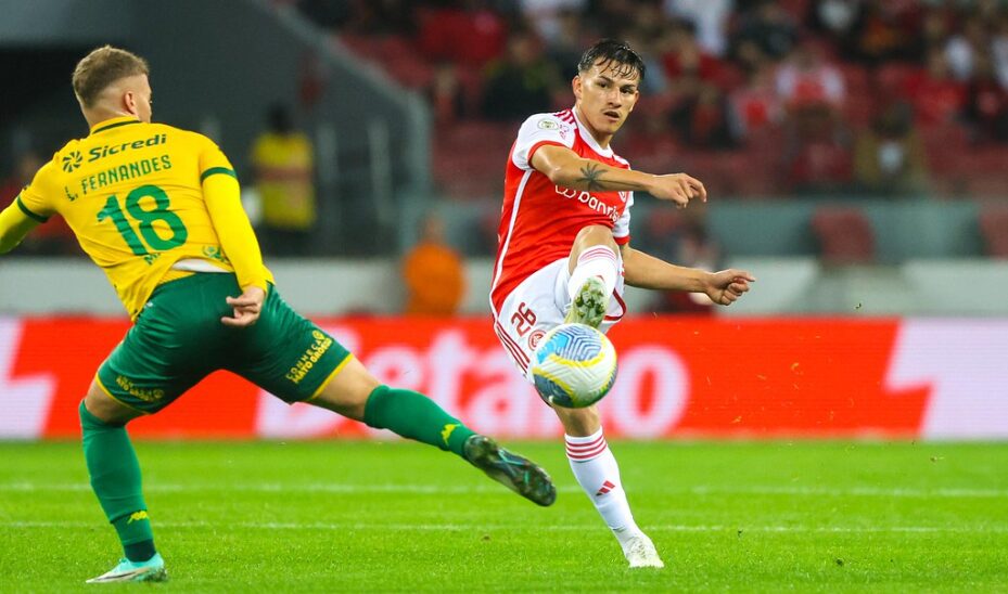 Bernabei em ação pelo Inter contra o Cuiabá (Foto: Ricardo Duarte / Internacional)